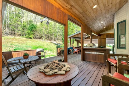 Incredible Rental with Game Room, Spa and Luxurious Amenities in New Hampshire - Bartlett, New Hampshire - glamping.directory