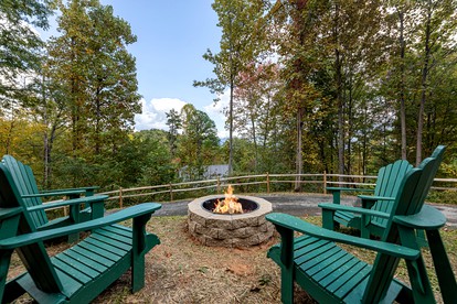 Amazing Cabin with Fireplace, Fire pit and Hot-tub in Gatlingburg, Tennessee - Gatlinburg, Tennessee - glamping.directory
