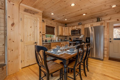 Amazing Cabin with Fireplace, Fire pit and Hot-tub in Gatlingburg, Tennessee - Gatlinburg, Tennessee - glamping.directory