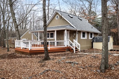 Cozy Cabin with Hot Tub, Fire Pit, Wifi, Grill Deck & Pets, Rio, WV - Rio, West Virginia - glamping.directory