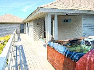 Waterfront Vacation Rental with a Hot Tub and Dock on Edisto Island, South Carolina - Edisto Island, South Carolina - glamping.directory