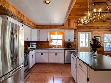 Enormous Cabin with Game Room, Screened Porch and Outdoor Space in NH - Bartlett, New Hampshire - glamping.directory