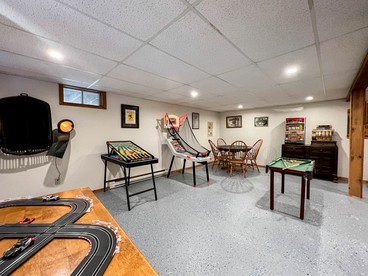 Enormous Cabin with Game Room, Screened Porch and Outdoor Space in NH - Bartlett, New Hampshire - glamping.directory