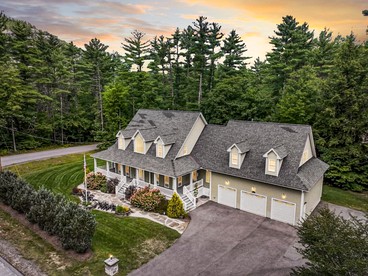 Luxurious Pet Friendly Vacation Rental Near Echo Lake with Hot Tub in North Conway, NH - North Conway, New Hampshire - glamping.directory