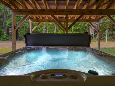 Luxurious Pet Friendly Vacation Rental Near Echo Lake with Hot Tub in North Conway, NH - North Conway, New Hampshire - glamping.directory