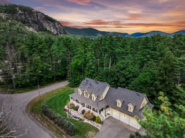 Luxurious Pet Friendly Vacation Rental Near Echo Lake with Hot Tub in North Conway, NH - North Conway, New Hampshire - glamping.directory
