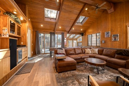 Wonderful Cabin Nestled Amidst Trees with Foosball and Hot-tub in Big Bear Lake, California - Big Bear Lake, California - glamping.directory