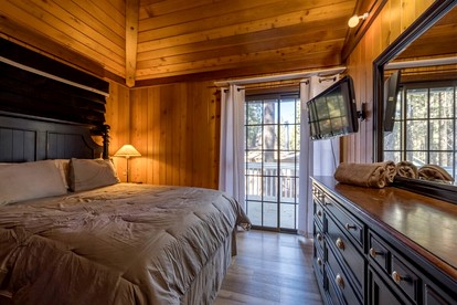 Wonderful Cabin Nestled Amidst Trees with Foosball and Hot-tub in Big Bear Lake, California - Big Bear Lake, California - glamping.directory