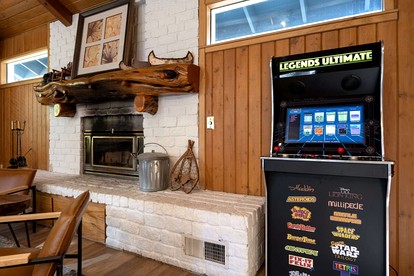 Wonderful Cabin Nestled Amidst Trees with Foosball and Hot-tub in Big Bear Lake, California - Big Bear Lake, California - glamping.directory
