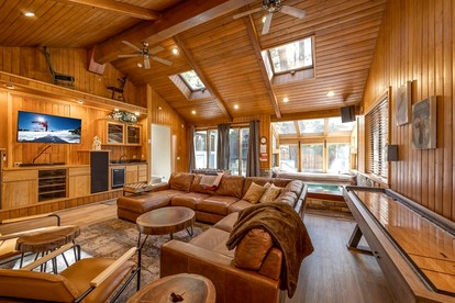 Wonderful Cabin Nestled Amidst Trees with Foosball and Hot-tub in Big Bear Lake, California - Big Bear Lake, California - glamping.directory