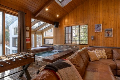 Wonderful Cabin Nestled Amidst Trees with Foosball and Hot-tub in Big Bear Lake, California - Big Bear Lake, California - glamping.directory