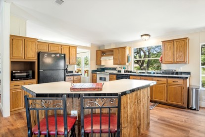 Serene Vacation Rental in the Heart of Texas Hill Country for a Peaceful Getaway in Pipe Creek, Texas - Pipe Creek, Texas - glamping.directory