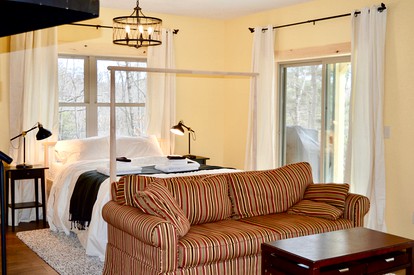 Luxury Log Cabin with Mountain and Forest Views near Asheville, North Carolina - Fletcher, North Carolina - glamping.directory