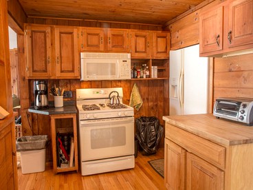 Gorgeous Cottage Rental on Banks of Rangeley Lake in Rangeley, Maine - Rangeley, Maine - glamping.directory