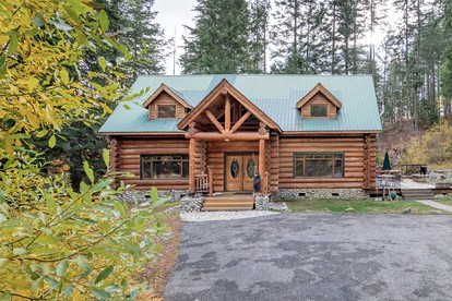 Classic Cabin Charm: Your True Log Cabin Living Escape to Lake Wenatchee - glamping.directory