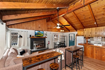 Outstanding Cabin Nestled Amidst Trees and Barbecue Provided in Big Bear Lake, California - Big Bear Lake, California - glamping.directory