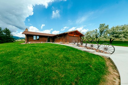 Rustic Cabin with Enormous Backyard and Marvelous Mountain Views in Buffalo, Wyoming - Buffalo, Wyoming - glamping.directory