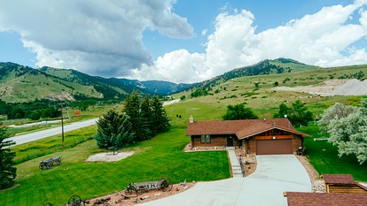 Rustic Cabin with Enormous Backyard and Marvelous Mountain Views in Buffalo, Wyoming - Buffalo, Wyoming - glamping.directory