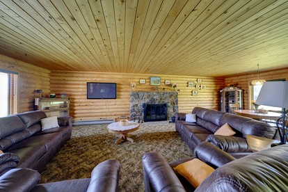Rustic Cabin with Enormous Backyard and Marvelous Mountain Views in Buffalo, Wyoming - Buffalo, Wyoming - glamping.directory