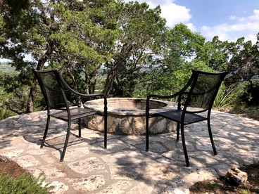 Charming Texas Hill Country Cabin Ideal for a Romantic Weekend Getaway - Pipe Creek, Texas - glamping.directory