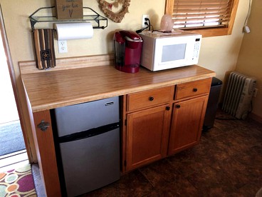 Charming Texas Hill Country Cabin Ideal for a Romantic Weekend Getaway - Pipe Creek, Texas - glamping.directory