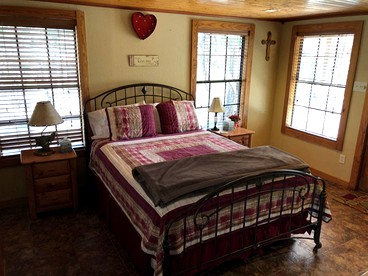 Charming Texas Hill Country Cabin Ideal for a Romantic Weekend Getaway - Pipe Creek, Texas - glamping.directory