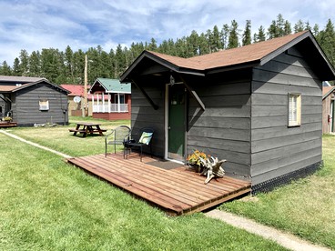 Tiny Cabin with Beautiful Lake Views in Rapid City, South Dakota - Rapid City, South Dakota - glamping.directory