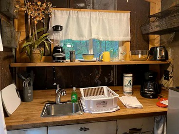 Amazing Pet-Friendly Tiny House Rental with Hot Tub in the Chattahoochee National Forest, Georgia - Suches, Georgia - glamping.directory