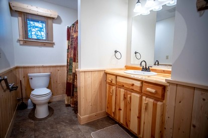Spacious Luxury Log Cabin with Stone Fireplace & Screened Porch Near Superior National Forest, Babbitt MN - Babbitt, Minnesota - glamping.directory