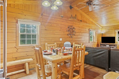 Serene and Secluded Log Cabin with Private Hot Tub in Hocking Hills, Perfect for a Family Glamping Retreat in Southeastern Ohio - Logan, Ohio - glamping.directory