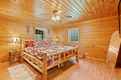 Serene and Secluded Log Cabin with Private Hot Tub in Hocking Hills, Perfect for a Family Glamping Retreat in Southeastern Ohio - Logan, Ohio - glamping.directory