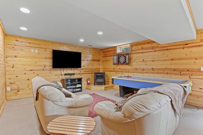 Serene and Secluded Log Cabin with Private Hot Tub in Hocking Hills, Perfect for a Family Glamping Retreat in Southeastern Ohio - Logan, Ohio - glamping.directory