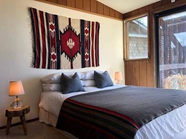 Contemporary Treetop Cabin with a Luxury Hot Tub in Idyllwild, California - Idyllwild, California - glamping.directory