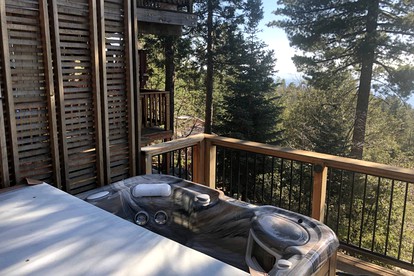 Contemporary Treetop Cabin with a Luxury Hot Tub in Idyllwild, California - Idyllwild, California - glamping.directory