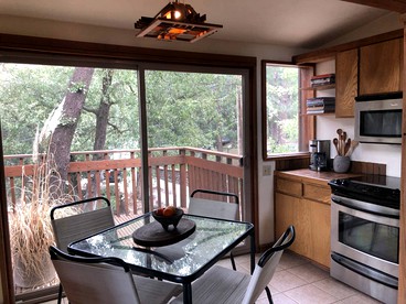 Contemporary Treetop Cabin with a Luxury Hot Tub in Idyllwild, California - Idyllwild, California - glamping.directory
