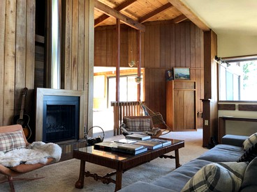 Contemporary Treetop Cabin with a Luxury Hot Tub in Idyllwild, California - Idyllwild, California - glamping.directory