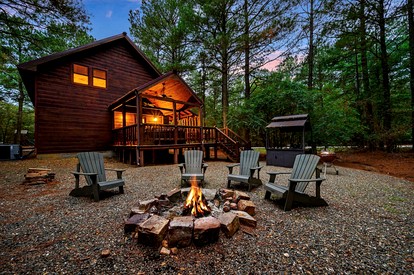 Spacious Cabin for 8 with Loft, Pool Table & Fireplace Near Broken Bow Lake - Broken Bow, Oklahoma - glamping.directory