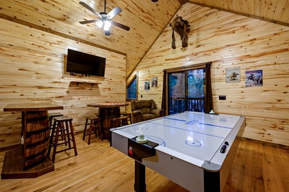 Spacious Cabin for 8 with Loft, Pool Table & Fireplace Near Broken Bow Lake - Broken Bow, Oklahoma - glamping.directory