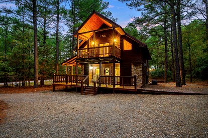 Spacious Cabin for 8 with Loft, Pool Table & Fireplace Near Broken Bow Lake - Broken Bow, Oklahoma - glamping.directory