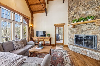 Exquisite Luxury Cabin with Stone Fireplace and Spectacular Views near Keystone and Breckenridge, Colorado - Silverthorne, Colorado - glamping.directory