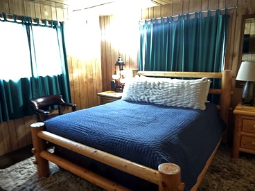 Peaceful Log Cabin Perfect for a Romantic Getaway near Yellowstone, Idaho - Island Park, Idaho - glamping.directory