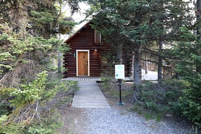 Peaceful Log Cabin Perfect for a Romantic Getaway near Yellowstone, Idaho - Island Park, Idaho - glamping.directory