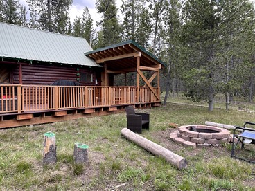 Peaceful Log Cabin Perfect for a Romantic Getaway near Yellowstone, Idaho - Island Park, Idaho - glamping.directory