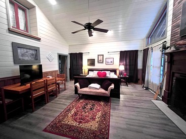 Private Cabin with Jacuzzi Great for a Group Getaway in Tennessee - Franklin, Tennessee - glamping.directory