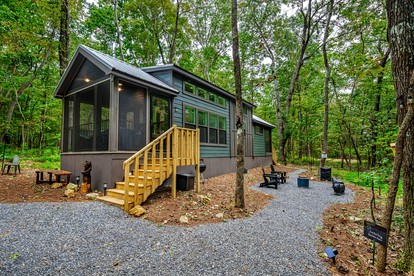 Incredible Cottage with Fire Pit and Stunning Forest Views in Mentore, Alabama - glamping.directory