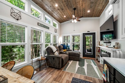 Incredible Cottage with Fire Pit and Stunning Forest Views in Mentore, Alabama - Mentone, Alabama - glamping.directory