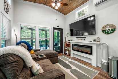 Incredible Cottage with Fire Pit and Stunning Forest Views in Mentore, Alabama - Mentone, Alabama - glamping.directory