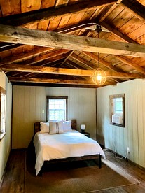 Cozy Cabin with Porch & Live Music Weekend Stay in Voluntown, Connecticut - Voluntown, Connecticut - glamping.directory