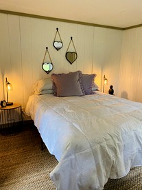Cozy Cabin with Porch & Live Music Weekend Stay in Voluntown, Connecticut - Voluntown, Connecticut - glamping.directory