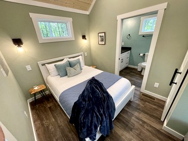 Fully Stocked Cabin Nestled Among the Trees in Tennessee - Monteagle, Tennessee - glamping.directory